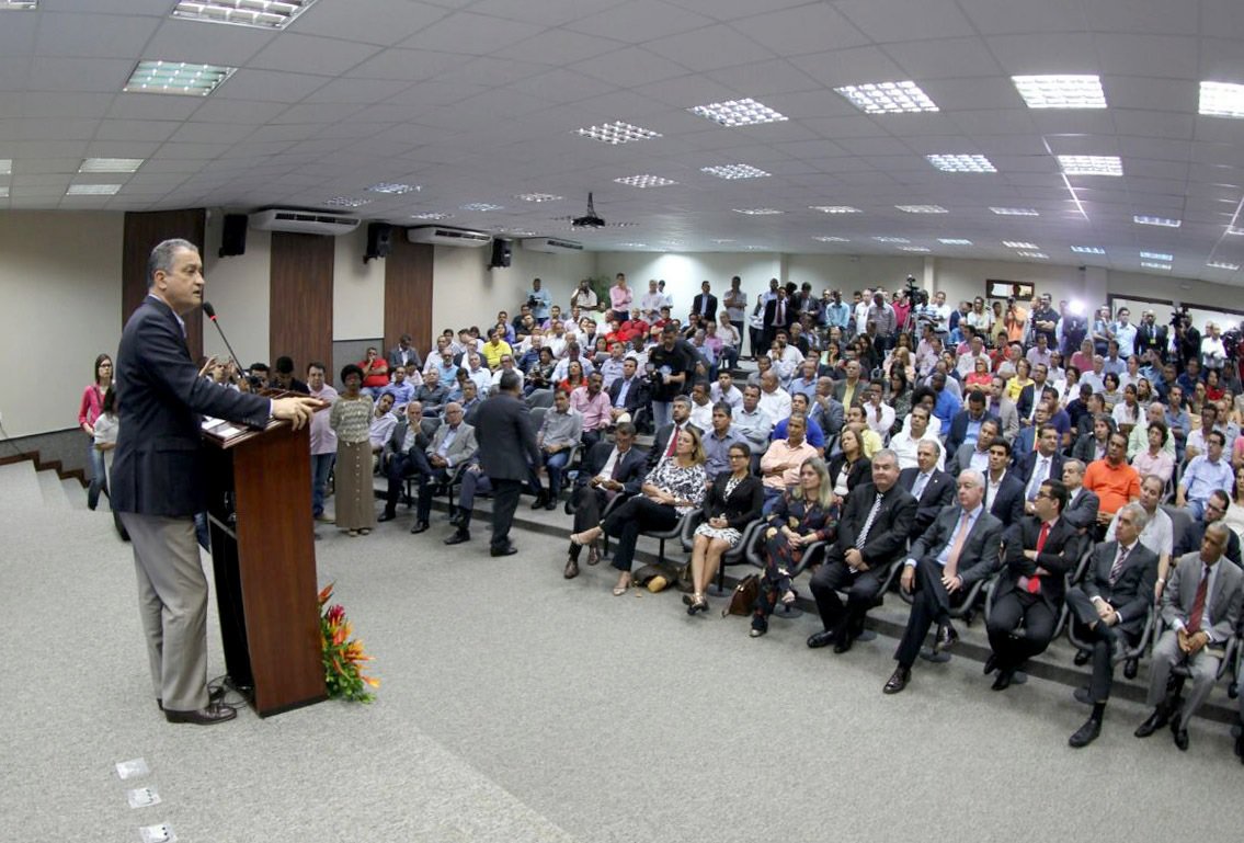 "A Bahia não ficará de joelhos e não se deixará asfixiar pela crise. Nós continuaremos de pé e sendo admirados no país inteiro", disse nesta quarta-feira o governador Rui Costa, em discurso na cerimônia de formalização de parceria com 126 municípios baianos para recuperação de 3 mil quilômetros de rodovias; Rui propôs uma reunião com todos os governadores do País para discutir uma solução contra a crise; "Quem ama o Brasil, quem de fato está na política por amor às pessoas, não pode ter apego ao cargo. Se a eleição for antecipada, eu topo abreviar o meu mandato porque acima dos meus interesses políticos estão os interesses do povo baiano e brasileiro"
