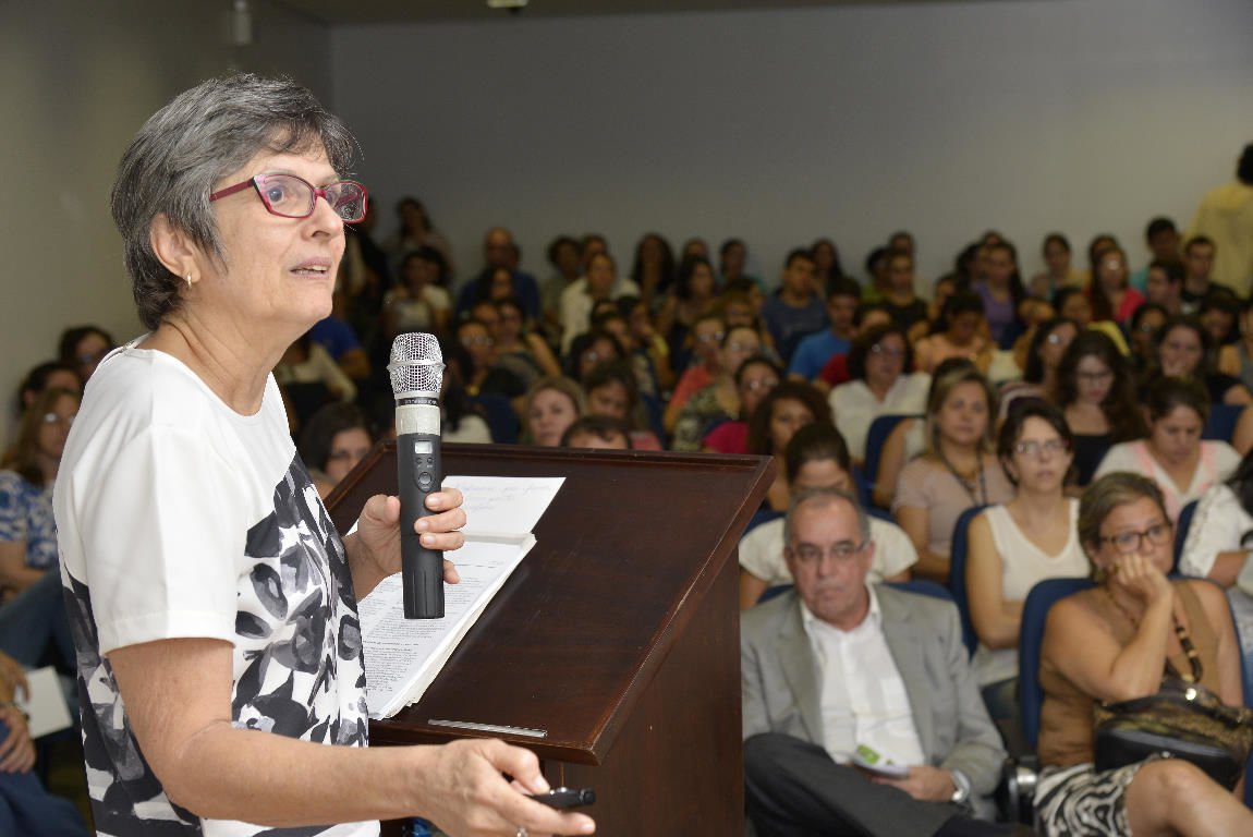 Líder de pesquisas que comprovaram a relação entre o Zika Vírus e a microcefalia, a médica goiana Celina Turchi está na lista das 100 pessoas mais influentes do mundo, segundo a revista americana 'Time'; a seleção, que foi divulgada nesta quinta-feira (20), traz outro brasileiro: o atacante Neymar; além do jogador e da pesquisadora goiana, únicos brasileiros na relação, nomes como Donald Trump e papa Francisco também aparecem