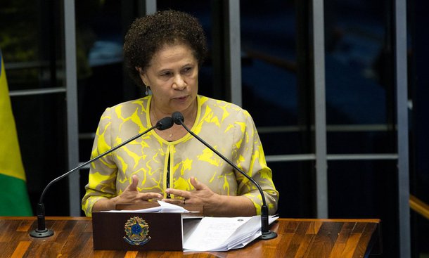 Para a senadora Regina Sousa (PT -PI) o governo Temer, ao propor que homens e mulheres tenham mesma idade mínima para a aposentadoria, está contribuindo para aumentar a desigualdade de gênero. "Estabelecer os mesmos critérios previdenciários para homens e mulheres significa aumentar a desigualdade entre os sexos. A realidade mostra que é impossível partir do pressuposto de que homens e mulheres têm direitos iguais no Brasil, sabemos que não têm", afirmou a senadora