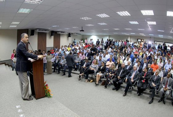 "A Bahia não ficará de joelhos e não se deixará asfixiar pela crise. Nós continuaremos de pé e sendo admirados no país inteiro", disse nesta quarta-feira o governador Rui Costa, em discurso na cerimônia de formalização de parceria com 126 municípios baianos para recuperação de 3 mil quilômetros de rodovias; Rui propôs uma reunião com todos os governadores do País para discutir uma solução contra a crise; "Quem ama o Brasil, quem de fato está na política por amor às pessoas, não pode ter apego ao cargo. Se a eleição for antecipada, eu topo abreviar o meu mandato porque acima dos meus interesses políticos estão os interesses do povo baiano e brasileiro"