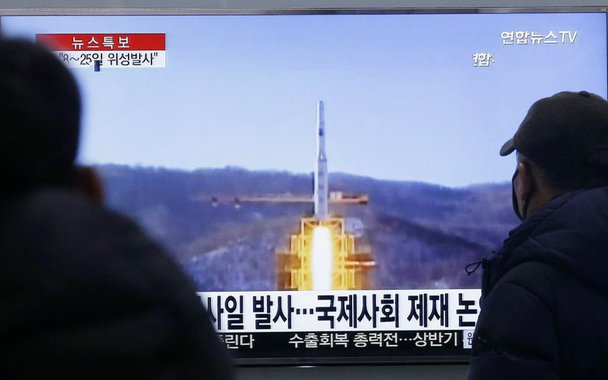 Coreia do Norte lançou nessa quarta-feira (5),do litoral oriental, um míssil balístico que percorreu cerca de 60 quilômetros em direção ao Mar do Leste (Mar do Japão), segundo confirmou à Agência EFE um porta-voz do Ministério da Defesa sul-coreano; míssil alcançou altura máxima aproximada de 189 quilômetros (km), segundo Seul; lançamento foi feito em terra, descartando a possibilidade de que tivesse sido disparado a partir de um submarino, como habitualmente o regime de Pyongyang faz na região de Sinpo, onde fica seu principal centro de desenvolvimento para esse tipo de projétil