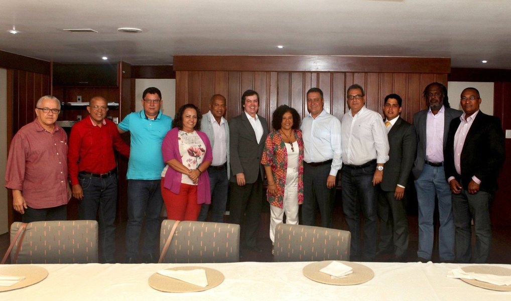 O governador Rui Costa (PT) se reuniu ontem (19) num almoço com os 11 vereadores da bancada de oposição ao prefeito ACM Neto (DEM) na Câmara Municipal de Salvador, e destacou o diálogo e a interação do Executivo estadual com o Legislativo soteropolitano; em seu perfil no Twitter, Rui registrou o momento, o qual classificou como produtivo; "Temos feito muito em nossa capital e o diálogo com os representantes da população dão mais entusiasmo e assertividade em priorizar o que Salvador mais precisa", escreveu, e logo em seguida acrescentou que "o desenvolvimento do nosso estado também passa pela atuação dos vereadores em cada cidade baiana. O debate com eles deve ser permanente"