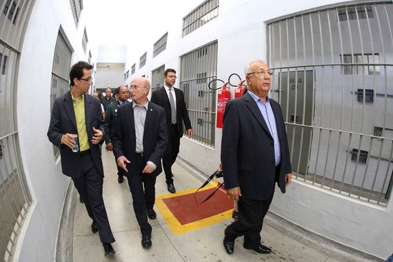 Governador Jackson Barreto e o ministro da Justiça e Segurança Pública, Osmar José Serraglio, inauguraram a Cadeia Pública Territorial de Areia Branca Agente Penitenciário Antônio Nascimento Nogueira e seu acesso rodoviário; unidade possui área total de 16.000 m² e abrigará 398 internos; Jackson recebeu a confirmação de liberação de R$ 32 milhões do Fundo Penitenciário Nacional (Fupen), para reforma e ampliação de unidades prisionais de regime semiaberto e fechado; “Tivemos a confirmação do ministro e vamos construir mais dois presídios: um de regime semiaberto e um de regime fechado para proporcionar mais 800 vagas. O Estado recebeu recursos do sistema penitenciário, que estava contingenciado na área do Governo Federal"