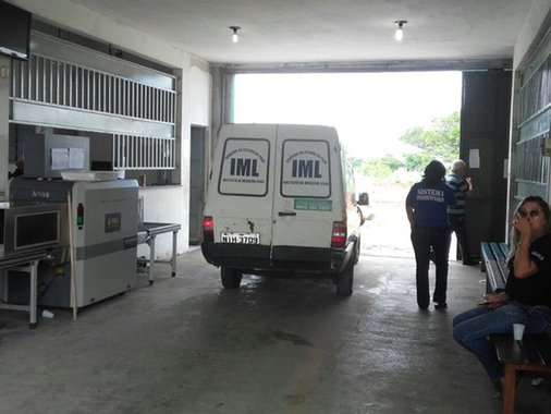 Um preso identificado como Lenilson Pereira da Silva, 27 anos, foi morto dentro da Casa de Custódia de Teresina; o corpo ser encontrado coberto por lençóis dentro de um tambor de lixo, de acordo com o Sindicato dos Agentes Penitenciários do Piauí (Sinpoljuspi); é o terceiro assassinato este ano no mesmo presídio; de acordo com o Sinpoljuspi, um exame preliminar apontou que o preso teve o pescoço quebrado