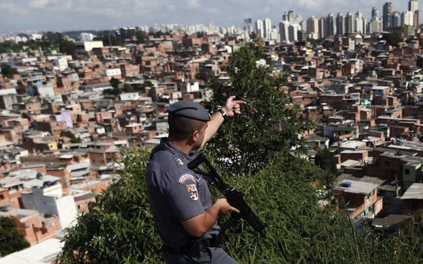 Apenas um em cada cinco inquéritos policiais abertos pelo departamento que investiga homicídios em São Paulo resulta em prisão; números foram obtidos pela Lei de Acesso à Informação; para especialistas, baixa eficiência é é resultado de uma equação composta por falta de estrutura e de verba para investigações, baixa renovação, reduzida reciclagem do efetivo e práticas pouco eficazes de atuação