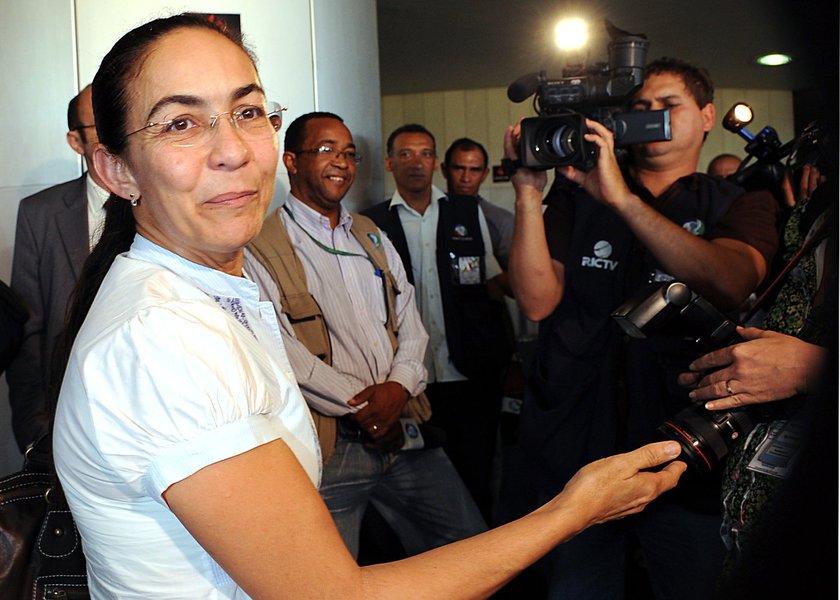 A ex-senadora Heloísa Helena e o deputado federal JHC (PSB) articulam a formação de uma chapa para a disputa pela Câmara dos Deputados em 2018; pelo potencial de votos, juntos garantiriam a eleição de um terceiro nome, o que também vem sendo analisado estrategicamente; HH é filiada ao partido Rede