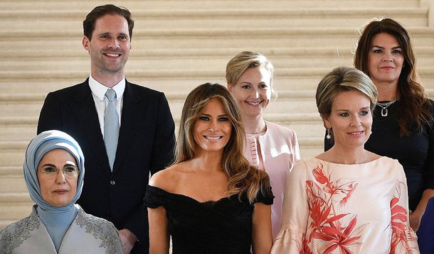 Foto de "primeiro-marido" de Luxemburgo, Gauthier Destenay, junto às primeiras-damas da Otan faz sucesso na Internet; muitos consideram que a foto, simbólica, passa forte mensagem contra a homofobia