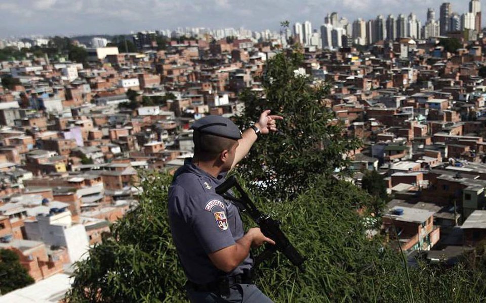 Apenas um em cada cinco inquéritos policiais abertos pelo departamento que investiga homicídios em São Paulo resulta em prisão; números foram obtidos pela Lei de Acesso à Informação; para especialistas, baixa eficiência é é resultado de uma equação composta por falta de estrutura e de verba para investigações, baixa renovação, reduzida reciclagem do efetivo e práticas pouco eficazes de atuação