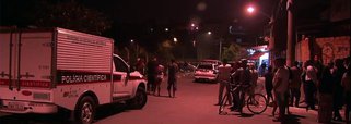 Duas chacinas ocorridas na madrugada de hoje (5) deixaram nove pessoas mortas e três feridas na capital paulista; de acordo com a Polícia Militar, todos os disparos que mataram as vítimas partiram de ocupantes de motocicletas nas zonas sul e norte da capital; primeira chacina, por volta da meia-noite, deixou seis mortos e três feridos na Rua Antônio Sérgio de Matos, no Jaçanã, zona norte; cerca de 50 quilômetros da primeira chacina, mais três pessoas morreram na Rua Professora Nina Stocco, no Campo Limpo, zona sul