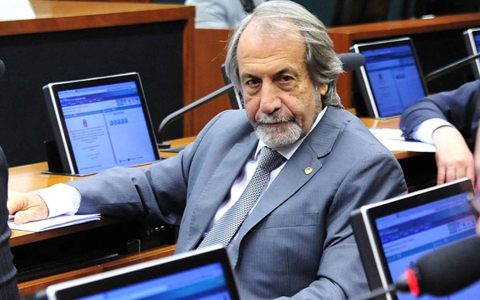 Deputado Carlos Eduardo Cadoca (PE) foi expulso do partido por votar a favor da reforma trabalhista do governo Temer na noite desta quarta-feira 26; o partido havia se posicionado contra à proposta "que ataca e retira direitos dos trabalhadores brasileiros", conforme afirmou o presidente da legenda, Carlos Lupi; em nota, ele declarou ainda que "o PDT tem suas raízes históricas e lutas sempre em favor do trabalhador brasileiro"