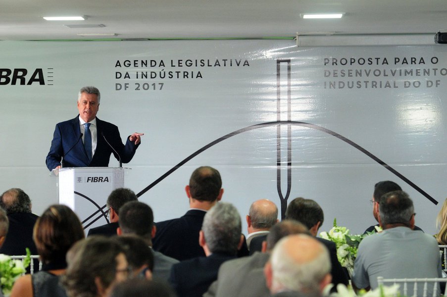 O governador do Distrito Federal, Rodrigo Rollemberg, anunciou que o executivo enviará à Câmara Legislativa proposta de redução de 5% no diferencial de alíquota sobre insumos para produção industrial de empresas que usam o Simples Nacional; de acordo com o governador, o projeto acompanhará outros que vão impactar as atividades do setor produtivo