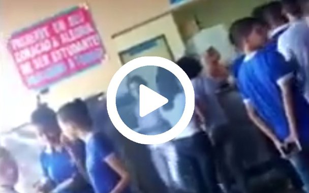 Alunos de um colégio situado no município de Boca da Mata, no Leste de Alagoas, fazem, servem a própria merenda na cantina e ainda lavam os pratos; desde o início deste ano a escola não dispõe de merendeiras nem de funcionários para serviços gerais; veja vídeo