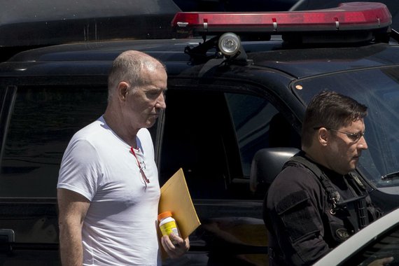 Desembargador federal Messod Azulay, da Segunda Turma Especializada do TRF2, negou nesta quarta-feira (24) o pedido de liminar apresentado pela defesa de Eike Batista contra a ampliação do bloqueio de bens; medida, determinada pela Vara Federal Criminal do Rio, amplia de R$ 162 milhões para R$ 900 milhões os valores bloqueados do empresário na Justiça