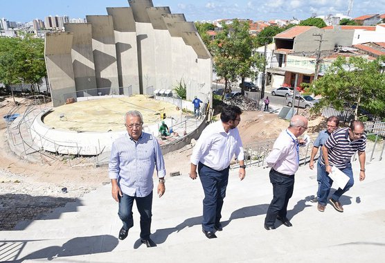 Tradicional ponto da cultura sergipana, o Centro de Criatividade segue em reforma; nesta sexta-feira, o governador Jackson Barreto esteve no local para acompanhar o andamento das obras; ao todo, são 60 operários atuando na reforma e ampliação do espaço, que se configurou como reduto dos artistas sergipanos e ponto de difusão de cultura, através de apresentações musicais, folclóricas e teatrais e disseminação de cursos de artes; para que o Centro volte a desenvolver suas atividades, são investidos R$ 2,7 milhões; previsão é que até o início de junho a maior parte do local esteja disponível para que os festejos juninos possam ser realizados e que, posteriormente, as intervenções sejam finalizadas