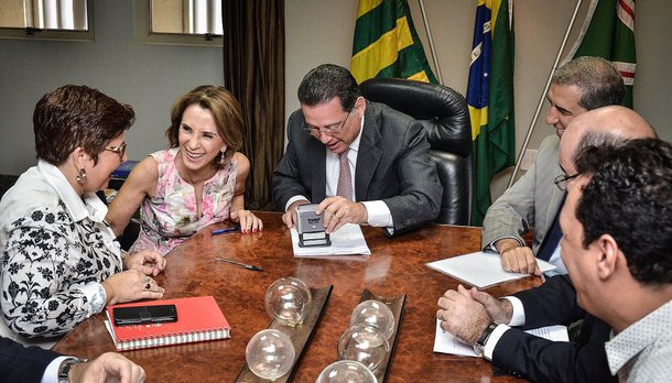 Em reunião de trabalho com a Secretaria de Educação, a equipe econômica e o Sindicato dos Trabalhadores na Educação do Estado (Sintego), o governador Marconi Perillo anunciou nesta segunda-feira (24) uma série de benefícios para os servidores técnico-administrativos e professores da rede estadual de ensino; entre eles estão a criação de vale-alimentação de R$ 500 mensais e aumentos salarias de 7,64% para todos os professores efetivos, de 21% para os servidores técnico-administrativos e de 34% para os temporários; Marconi anunciou ainda a realização de novo concurso público para a contratação de 900 professores e 100 servidores técnico-administrativos