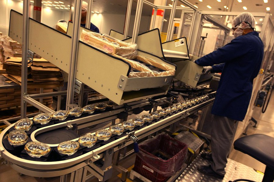 Puxado pela alta de preços das commodities, pelo incremento do volume embarcado e pela baixa base de comparação, as exportações baianas cresceram 15,1% em março, quando comparadas a igual mês do ano passado, alcançando US$ 657,8 milhões; no primeiro trimestre, as exportações atingiram US$ 1,68 bilhão, ficando 7,7% acima de igual período de 2016; as informações foram analisadas pela Superintendência de Estudos Econômicos e Sociais da Bahia