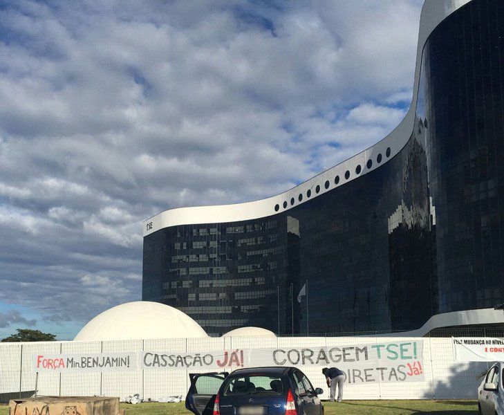 A frente do Tribunal Superior Eleitoral amanheceu nesta terça-feira 4 com faixas que pedem a cassação de Michel Temer, eleições diretas e transmitem coragem ao ministro relator do processo que pode cassar o mandato do presidente, Herman Benjamin; julgamento da chapa presidencial de 2014, Dilma-Temer, começa nesta manhã com a leitura do resumo do relatório do ministro, que tem mais de mil páginas