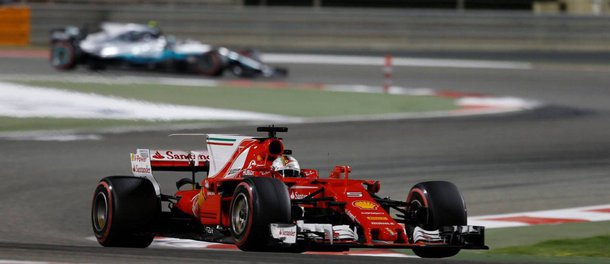 Sebastian Vettel, da Ferrari, venceu o Grande Prêmio do Bahrein chegando a sete pontos de vantagem nas colocações da Formula 1, com o rival Lewis Hamilton encenando um impulso tardio para terminar em segundo lugar; vitória foi a segunda de Vettel na temporada, após o quatro vezes campeão mundial vencer a abertura na Austrália; Vettel agora possui 68 pontos e Hamilton, 61
