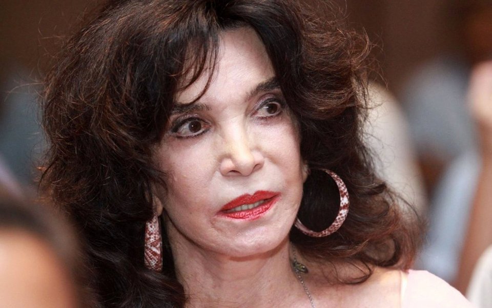 Aos 82 anos, a atriz Lady Francisco revelou ao Blog do Paulo Sampaio que foi estuprada por um diretor da TV Globo há quase 50 anos. Lady já havia contado, em outras ocasiões, que sofreu dois estupros, mas só agora revelou que o agressor, em um deles, era um diretor que trabalhava e ainda trabalha na Globo; atriz contou que não denunciou o diretor na época pois ninguém acreditaria nela mas que, se fosse nos dias de hoje, faria o mesmo que a figurinista que denunciou José Mayer; "Faria a mesma coisa que ela. E pegaria um megafone pra todo mundo saber. Acho até que ela demorou"