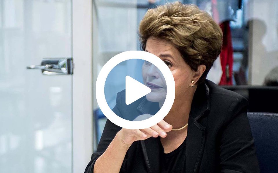 Ao participar de um debate em Porto Alegre, a presidente eleita Dilma Rousseff, deposta pelo golpe de 2016, afirmou que o golpe tem uma gigantesca pedra no caminho, que são as eleições de 2016; "quem vence, em qualquer cenário, é o senhor Luiz Inácio Lula da Silva", disse ela; confira