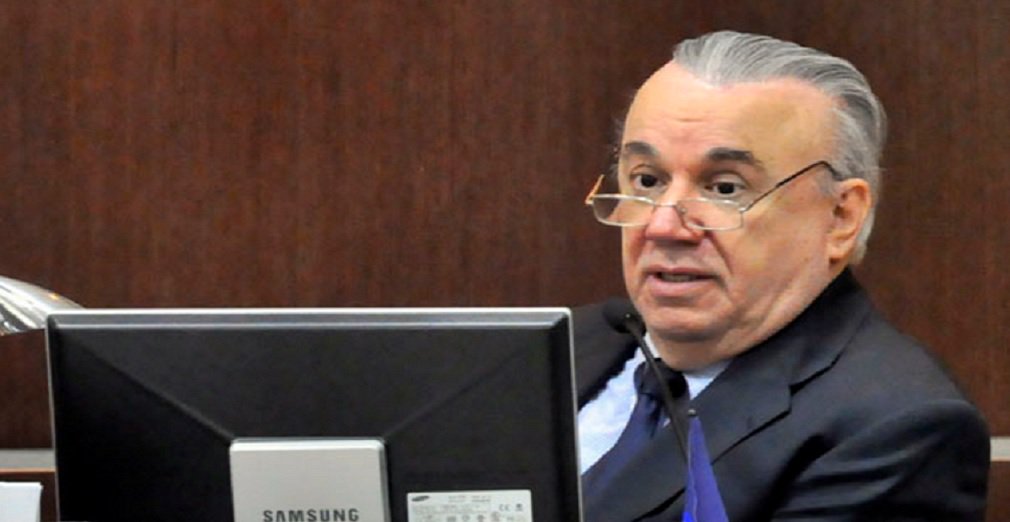 O ex-conselheiro do Tribunal de Contas do Estado do Rio (TCE-RJ) Aluísio Gama foi o sexto a ser preso na manhã desta quarta-feira, na operação 'O Quinto do Ouro'; os demais que tiveram prisão preventiva decretada foram os conselheiros Aloysio Neves (atual presidente); Domingos Brazão, José Gomes Graciosa, Marco Antônio Alencar e José Maurício Nolasco; eles são acusados de participar de esquema de arrecadação de propina para fazer vista grossa para irregularidades praticadas por empreiteiras e empresas de ônibus que operam no estado