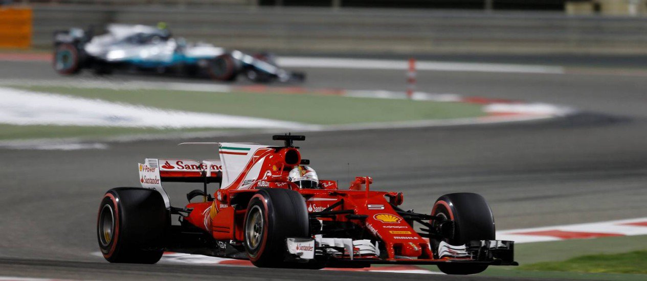 Sebastian Vettel, da Ferrari, venceu o Grande Prêmio do Bahrein chegando a sete pontos de vantagem nas colocações da Formula 1, com o rival Lewis Hamilton encenando um impulso tardio para terminar em segundo lugar; vitória foi a segunda de Vettel na temporada, após o quatro vezes campeão mundial vencer a abertura na Austrália; Vettel agora possui 68 pontos e Hamilton, 61