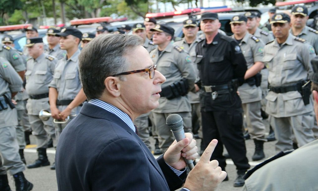 As seguidas quedas registradas nas ocorrências reativas nos três primeiros meses do ano fizeram com que 11 das 12 modalidades criminais de alta prioridade pesquisadas em Goiás, e controladas pela Secretaria de Segurança Pública apresentassem redução no primeiro trimestre; secretário Ricardo Balestreri participou, recentemente, da terceira etapa da Operação Fecha Goiás; um dos principais objetivos é intensificar a atuação preventiva e ostensiva; “É uma ação que demonstra, mais uma vez, que os goianos podem se sentir seguros”, disse na ocasião