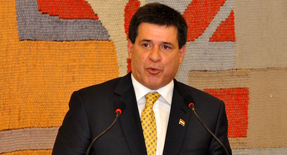 Horacio Cartes, pediu à população para manter a calma, após tumultos e incêndio no Congresso Nacional; "Tendo em vista as ações de vandalismo, realizadas nas últimas horas contra a sede do Congresso Nacional, peço aos cidadãos para manter a calma e que não de deixem levar por aqueles que há meses vem anunciando a violência e o derramamento de sangue", disse Cartes em um comunicado na sua conta no Twitter; segundo o presidente, "a democracia não pode ser conquistada e defendida com violência"