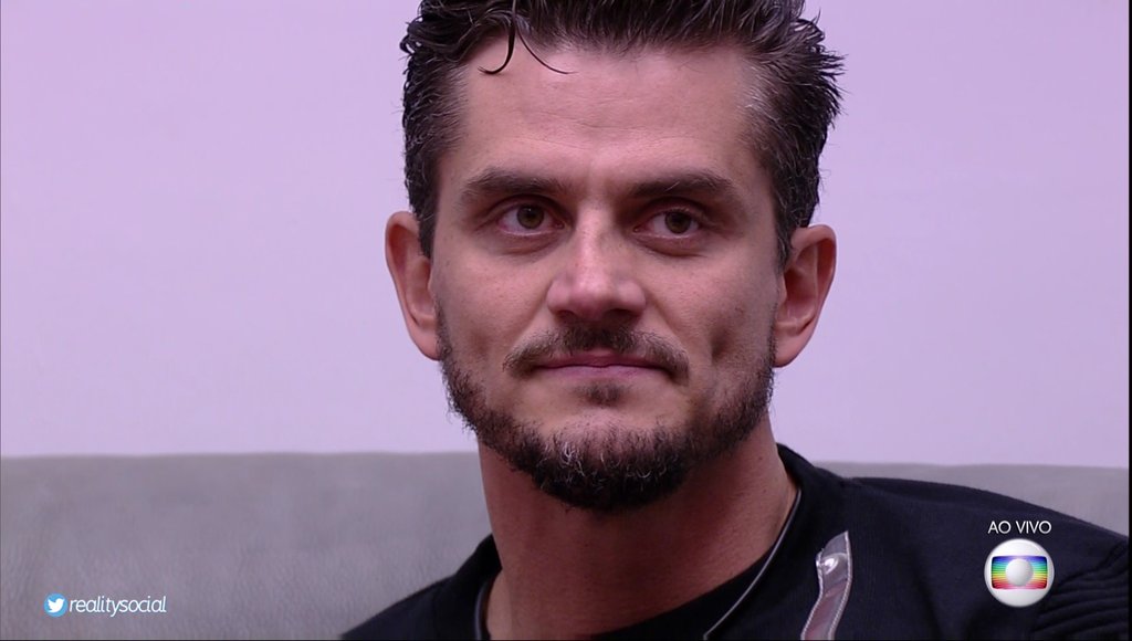 Após a repercussão de uma briga com a namorada Emily dentro da casa do Big Brother Brasil, em que o cirurgião plástico Marcos Harter a segurou com força e colocou o dedo em seu rosto, na madrugada de sábado para domingo, o participante foi expulso da casa na noite desta segunda e deverá depor nesta quarta-feira 12 na Delegacia Especial de Atendimento à Mulher (Deam) de Jacarepaguá; se condenado, pode pegar de um a três anos de prisão por violência doméstica