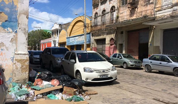 Reivindicando melhores condições de trabalho, os garis, responsáveis pelo recolhimento de lixo no Recife, decidiram parar suas atividades; apesar de a Justiça do Trabalho ter decidido, na noite de sexta-feira (7), que 50% dos funcionários retornassem ao trabalho, a paralisação foi mantida; justificativa das lideranças do movimento é de que não foram notificados