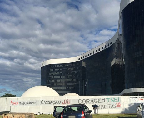 A frente do Tribunal Superior Eleitoral amanheceu nesta terça-feira 4 com faixas que pedem a cassação de Michel Temer, eleições diretas e transmitem coragem ao ministro relator do processo que pode cassar o mandato do presidente, Herman Benjamin; julgamento da chapa presidencial de 2014, Dilma-Temer, começa nesta manhã com a leitura do resumo do relatório do ministro, que tem mais de mil páginas