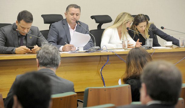 A Comissão de Constituição e Justiça (CCJ) da Câmara Legislativa do Distrito Federal aprovou, por unanimidade, um substitutivo à Proposta de Emenda à Lei Orgânica (PELO 67/2017), de autoria do Poder Executivo, que restringe supersalários nas empresas públicas e sociedades de economia mista; as instituições terão 90 dias para regulamentar a aplicação do teto constitucional, que hoje equivale ao salário de um desembargador, R$ 30.471,11