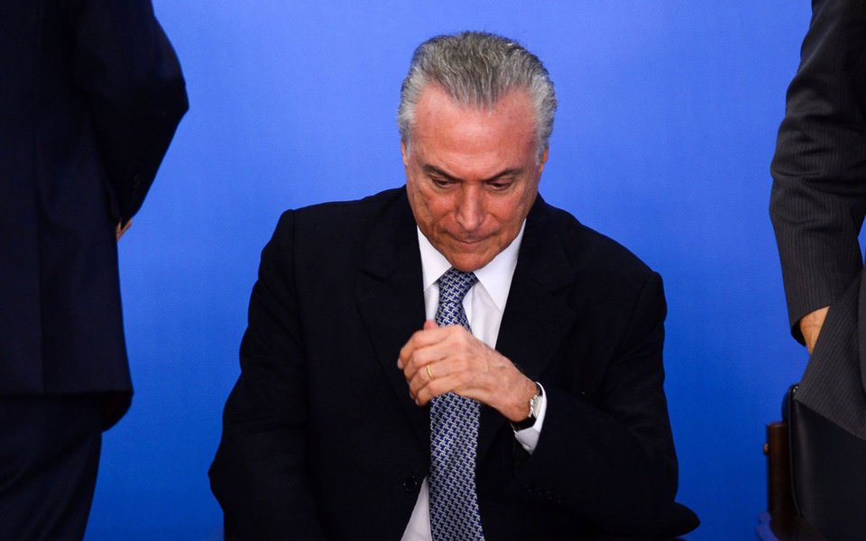 Michel Temer advertiu que quem votar contra a reforma da Previdência estará votando contra o governo; ameça de traduz no corte de cargos e dificultação para liberação de recursos; "Funcionará? Com o Congresso que aí está, não se pode dizer que não fará efeito, mas está longe de ser o suficiente, neste momento, para reverter a 'onda' antirreforma que se formou", diz Fernando Brito, do Tijolaço
