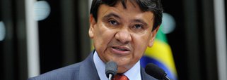 O governador Wellington Dias teve a primeira reunião de trabalho com o novo gestor da Secretaria de Estado da Assistência Social (Sasc), Zé Santana; foram definidas as diretrizes a serem seguidas e pautas prioritárias da secretaria; Dias pediu a elaboração de um projeto contemplando a reforma dos Centros Sociais Urbanos, com opções de atividades a serem oferecidas à comunidade nesses espaços; "Confecção, artesanato e qualificação profissional são exemplos de atividades que teremos de oferecer para movimentar esses espaços, de preferência em parceria com os municípios"