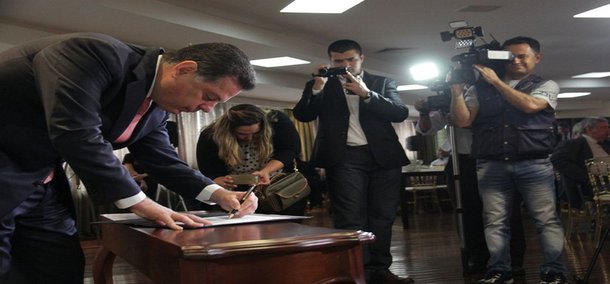 Ao dar posse hoje aos novos integrantes do Conselho de Desenvolvimento do Estado (CDE), o governador Marconi Perillo anunciou previsão recorde do Fundo Constitucional do Centro-Oeste (FCO) para este ano: R$ 3 bilhões de investimentos na economia goiana; destacou a atuação do Banco do Brasil, instituição que, segundo ele, tem sido decisiva no fomento da economia goiana; “Todo trabalho que nós desenvolvemos tem como objetivo exportar mais, produzir mais, agregar valor às cadeias produtivas. Tem como objetivo dinamizar a economia, trazer qualidade de vida, desenvolvimento. Mas o resultado que todos nós esperamos é que esse trabalho, esse esforço coletivo nosso resulte em empregos”, afirmou o governador