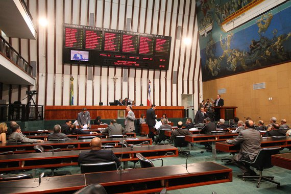 Com feriado prolongado, a semana não deve ser das mais produtivas na Assembleia Legislativa da Bahia e na Câmara Municipal de Salvador; no Legislativo estadual, a expectativa se volta à PEC (proposta de emenda à Constituição) que prevê que deputados possam apresentar sugestões de obras, por exemplo; líder da bancada do governo na Assembleia, o deputado Zé Neto (PT), afirma que não há expectativa de votação do projeto nos próximos dias. "Estamos ainda tentando fazer a oposição entender que a PEC vai limitar a atuação dos deputados com essa questão das emendas ao Orçamento do Estado", diz o petista