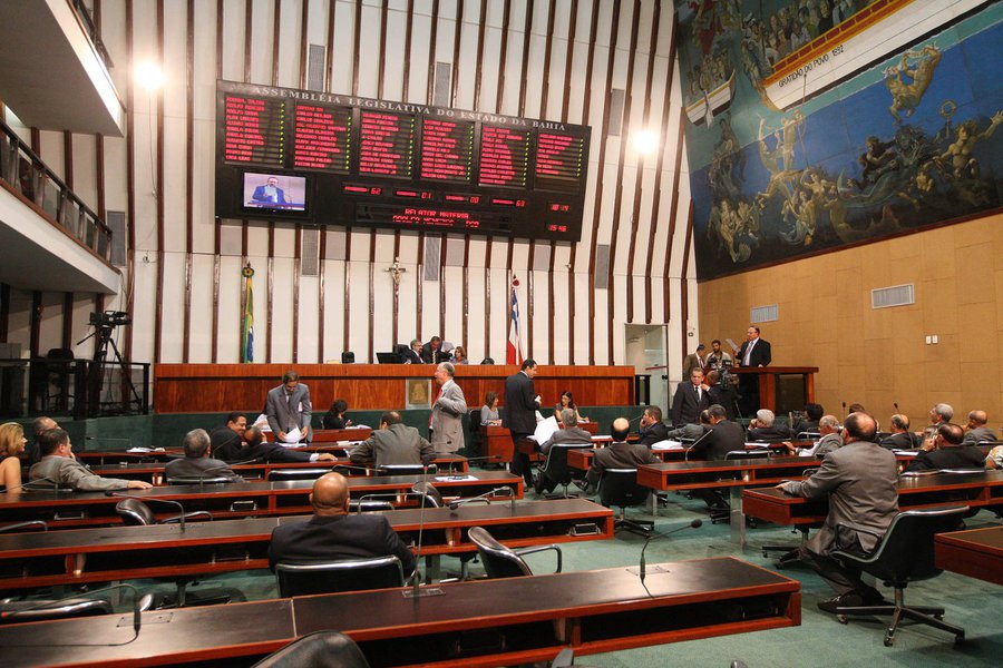 Com feriado prolongado, a semana não deve ser das mais produtivas na Assembleia Legislativa da Bahia e na Câmara Municipal de Salvador; no Legislativo estadual, a expectativa se volta à PEC (proposta de emenda à Constituição) que prevê que deputados possam apresentar sugestões de obras, por exemplo; líder da bancada do governo na Assembleia, o deputado Zé Neto (PT), afirma que não há expectativa de votação do projeto nos próximos dias. "Estamos ainda tentando fazer a oposição entender que a PEC vai limitar a atuação dos deputados com essa questão das emendas ao Orçamento do Estado", diz o petista