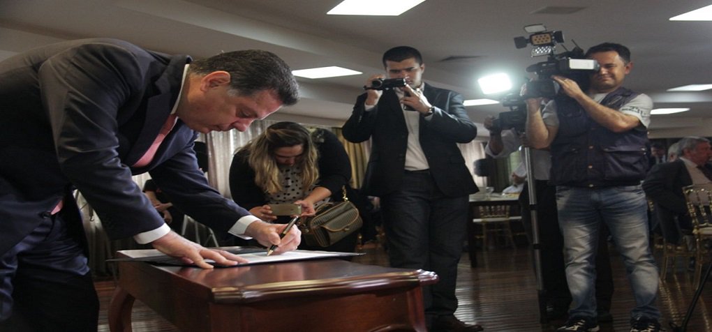 Ao dar posse hoje aos novos integrantes do Conselho de Desenvolvimento do Estado (CDE), o governador Marconi Perillo anunciou previsão recorde do Fundo Constitucional do Centro-Oeste (FCO) para este ano: R$ 3 bilhões de investimentos na economia goiana; destacou a atuação do Banco do Brasil, instituição que, segundo ele, tem sido decisiva no fomento da economia goiana; “Todo trabalho que nós desenvolvemos tem como objetivo exportar mais, produzir mais, agregar valor às cadeias produtivas. Tem como objetivo dinamizar a economia, trazer qualidade de vida, desenvolvimento. Mas o resultado que todos nós esperamos é que esse trabalho, esse esforço coletivo nosso resulte em empregos”, afirmou o governador