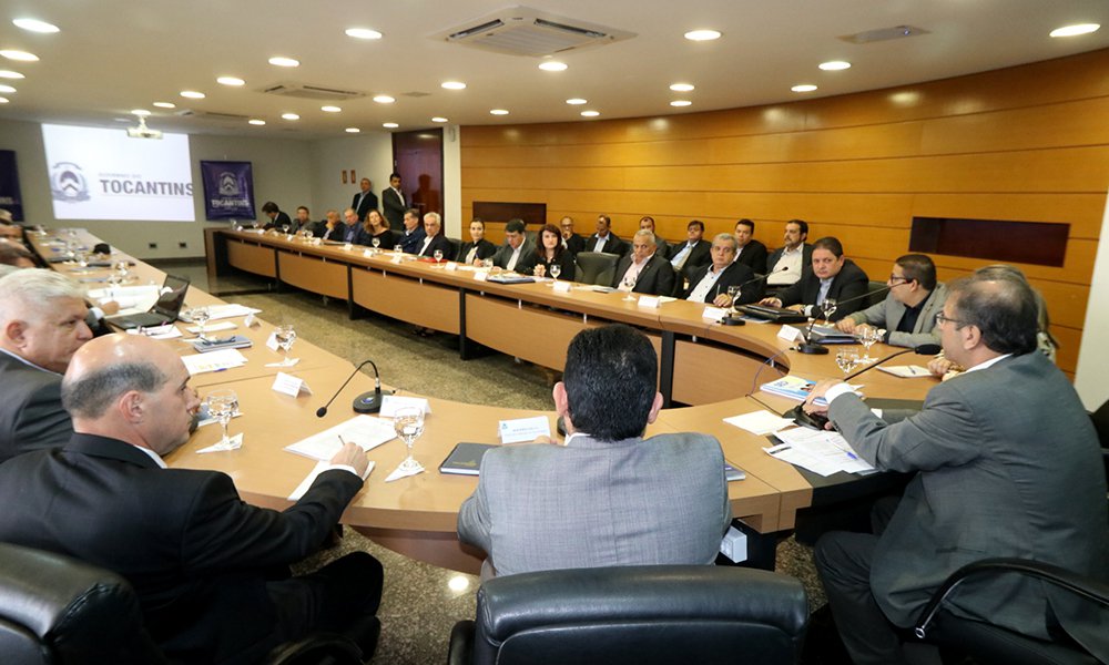 O governador do Tocantins, Marcelo Miranda, reuniu a sua equipe de secretários, durante reunião no Palácio Araguaia; o encontro durou 15 horas e serviu para que os titulares dos órgãos compartilhassem as ações realizadas; reforço à contenção de despesas e mais racionalidade no uso dos recursos também deram o tom ao encontro; “Um dia dedicado especialmente para que as ações de cada pasta fossem compartilhadas, e, principalmente, para a apresentação de resultados. Esse encontro é mais uma demonstração de que o nosso governo está no caminho certo, tem unidade e, a cada dia, mostra-se mais fortalecido”, avaliou