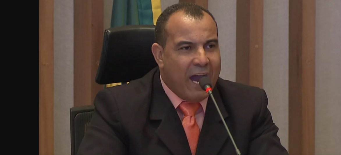 O vice-procurador-geral da República, José Bonifácio, denunciou ao STJ o conselheiro do TCDF Márcio Michel Alves de Oliveira por estelionato contra a administração pública; de acordo com a denúncia, enquanto era deputado distrital, ele formulou 19 requerimentos para conseguir "reembolso" da Câmara Legislativa do Distrito Federal, para beneficiar a empresa; ele forjava a locação de uma caminhonete, entre 2012 e 2014, e conseguiu "lucrar" R$ 76 mil com os repasses, apontou a PGR