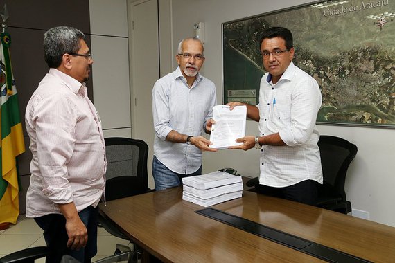O prefeito Edvaldo Nogueira recebeu, na manhã desta segunda-feira, do presidente interino da Empresa Municipal de Serviços Urbanos (Emsurb), Luiz Roberto Dantas, toda a documentação referente ao processo de contratação emergencial dos serviços de limpeza urbana de Aracaju; documentos serão levados ao Tribunal de Contas do Estado, para ser entregue ao conselheiro Ulices Andrade, e ao Ministério Público Estadual, onde será apresentado ao procurador-geral de Justiça Rony Almeida