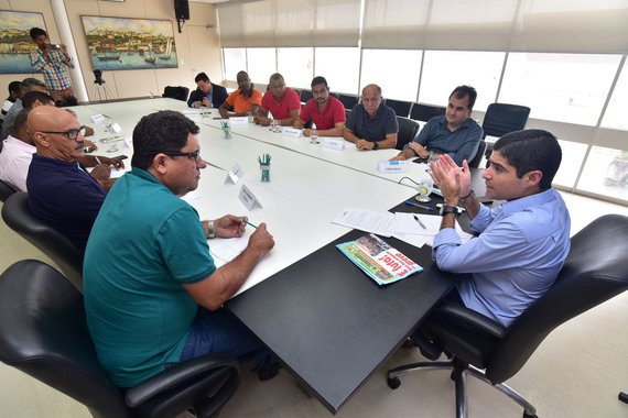 O prefeito ACM Neto agradeceu "o empenho" dos trabalhadores rodoviários e dos empresários nas negociações pelo reajuste salarial da categoria, cujo desfecho "positivo" se deu nesta tarde, com o cancelamento da greve que estava marcada para começar à 0h desta terça-feira (23); "O bom senso prevaleceu. Os rodoviários entenderam que o país enfrenta dificuldades econômicas e os empresários, por sua vez, também cederam diante do apelo por melhorias aos trabalhadores. Quem ganhou com isso foi a cidade, pois evitamos uma greve que iria trazer ainda mais prejuízos aos soteropolitanos num momento em que Salvador não pode parar", disse ACM
