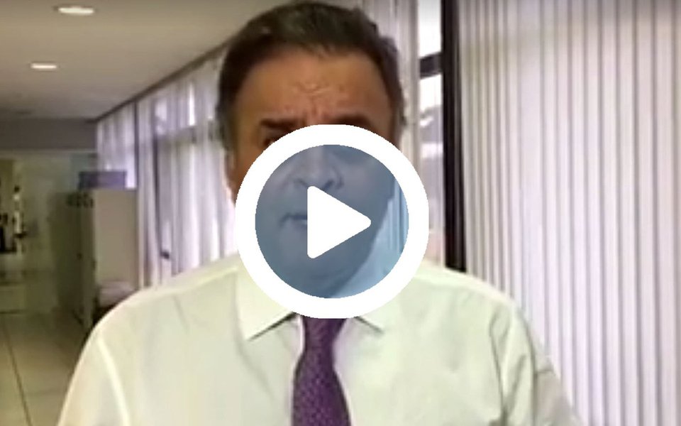 Bola da vez na fogueira que consome a classe política brasileira, o senador Aécio Neves (PSDB-MG) divulgou um vídeo, neste sábado, em que tentou rebater a capa de Veja deste fim de semana, que o acusa de receber propinas da Odebrecht numa conta no exterior; Aécio, que articulou o golpe de 2016 valendo-se de acusações muitas vezes não comprovadas contra seus adversários políticos, chamou a revista de covarde e disse ter a "indignação dos homens de bem"; no entanto, dos 83 pedidos de inquéritos da "lista de Janot", nada menos que seis referem-se a ele; Aécio é acusado pela Odebrecht de receber propinas na Cidade Administrativa de Minas Gerais e em obras de usinas hidrelétricas; outros delatores também o acusam de esquemas em Furnas; confira o vídeo