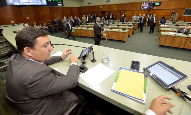 Deputados estaduais da base aliada elogiam o gesto do governador Marconi Perillo de se colocar à disposição para esclarecer as informações a respeito das citações sobre recursos de campanha; o presidente da Assembleia Legislativa, José Vitti (PSDB), afirma que o comportamento do governador é “fundamental” para que a base aliada possa trabalhar com “tranquilidade” no parlamento estadual; “O governador não foi omisso. Mesmo sem ter todos os subsídios para apresentar sua defesa, já se posicionou”, argumenta Vitti