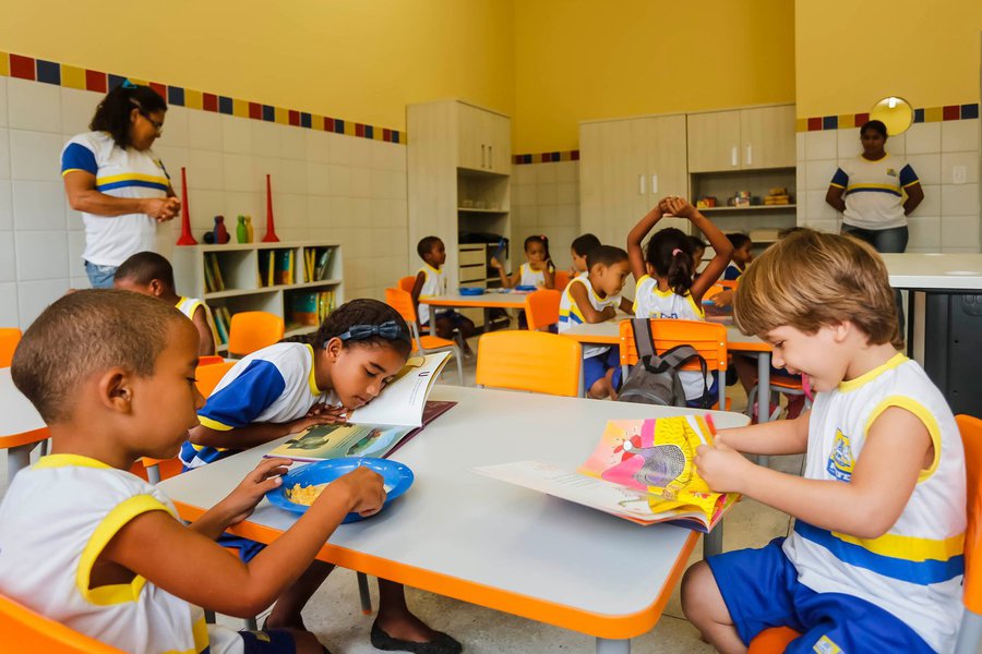 De acordo com dados do Anuário Brasileiro da Educação Básica 2017, o percentual subiu de 21,3% em 2001 para 33,4% em 2015. É o melhor índice do Norte/Nordeste. Em todo o pais, o Ceará está em quinto lugar, atrás de São Paulo (43,5%), Santa Catarina (41,5%), Rio Grande do Sul (35,2%) e Paraná (36,8%)