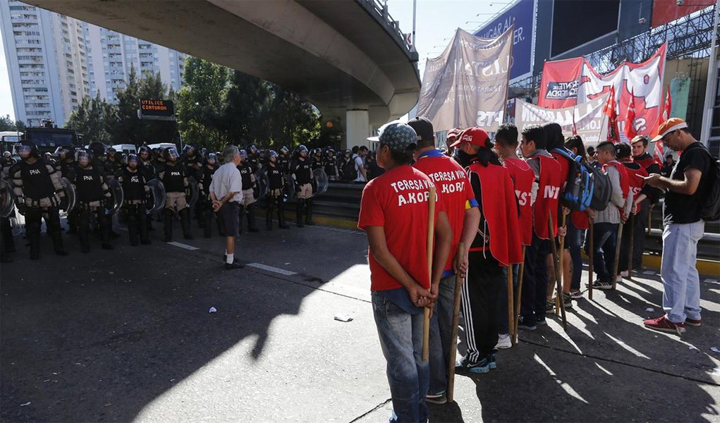 Argentinos em protesto contra medidas de austeridade do governo e exigindo aumentos salariais paralisaram o país na primeira greve geral desde a posse de Mauricio Macri, há 16 meses; policiais e manifestantes se enfrentaram; defensor do livre mercado, presidente argentino assumiu em dezembro de 2015 e eliminou os controles sobre a moeda e o comércio e cortou gastos do governo; pesquisa feita no mês passado mostrou que, pela primeira vez desde que tomou posse, mais argentinos desaprovam do que aprovam seu desempenho