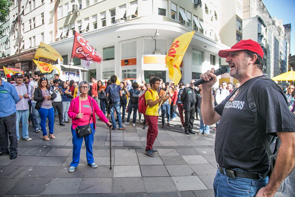 18/05/2017 - PORTO ALEGRE, RS - Ato Fora Temer promovido pelo PSOL na Esquina Democrática. Foto: Guilherme Santos/Sul21