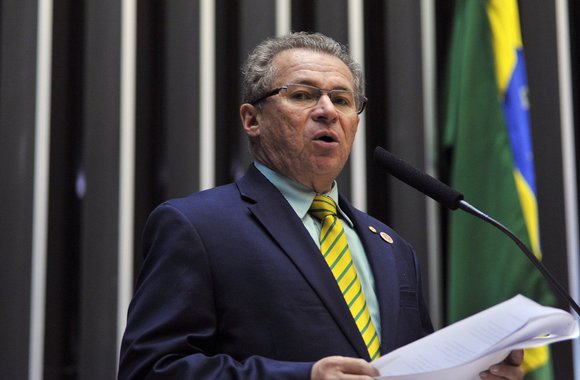 Ao contrário da política de "paz e amor", de boa vizinhança adotada pelo PT na Assembleia Legislativa, que calou aos ataques da oposição e até de aliados e correligionários de partido ao governador Wellington Dias, o comando do PT no Piauí, presidido pelo deputado Assis Carvalho, não vai aceitar pressão e decidiu pelo apoio incondicional às candidaturas do governador Wellington Dias e da senadora Regina Sousa à reeleição; sigla não quer ouvir falar em ceder a vaga na chapa majoritária;"Estou dizendo que não mexam nos espaços que o PT conquistou nas urnas. Ficam mais preocupados com o PT do que trabalhar... Cada qual está no seu espaço, que mostre serviço. O Piauí precisa. Esqueçam o PT"