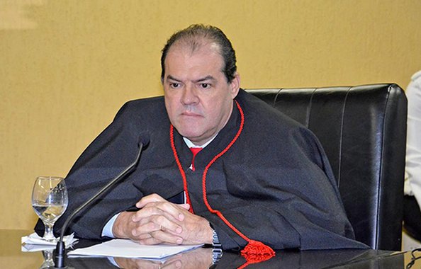 Afastado do cargo de conselheiro do Tribunal de Contas de Alagoas desde agosto de 2016 por crimes de falsidade ideológica e prevaricação cometidos quando presidia o TCE, Cícero Amélio também está sendo acusado de improbidade e nepotismo; nova ação do Ministério Público Estadual pede ao Judiciário alagoano a condenação de Amélio à perda da função pública de conselheiro e suspensão dos direitos políticos por cinco anos 