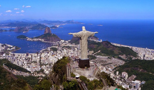 Sem recursos para o básico em uma administração pública, caso dos salários dos servidores, distribuição de remédios e até para o abastecimento de viaturas da polícia, o Rio vive o caos econômico e social; some-se a isso, também, os esquemas de corrupção, a recessão econômica e a retração nas atividades da indústria do petróleo; com tudo isso pronto, junto e misturado, está servido o cardápio da situação falimentar do Rio de Janeiro; previsão é de que o estado viverá uma década de crise, pelo menos